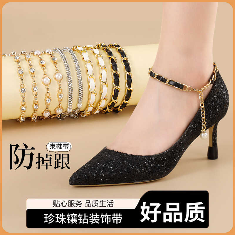 High heels artifact na may diamond studded chain strap, pag-aayos ng ...