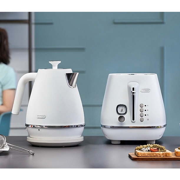 Delonghi Distinta Moments White 2Slice Toaster / Electric Kettle 1.7L
