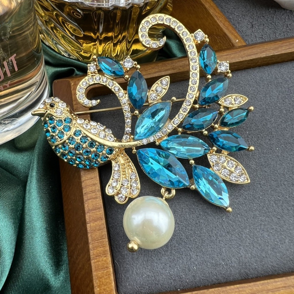 Fashionable three-dimensional gold iris leaf brooch women's original ...