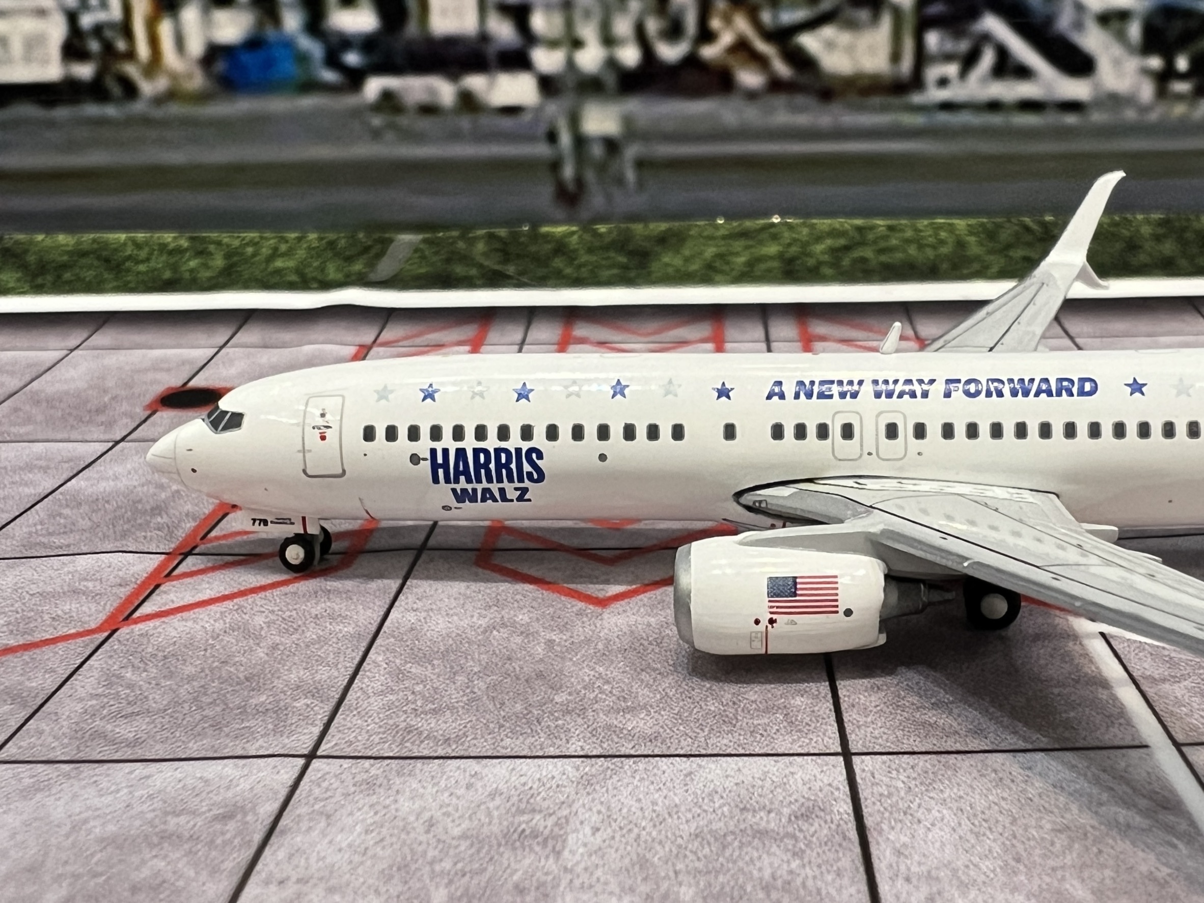 Gemini Jets [GJKAI2322] 1:400-scale Harris-Walz Campaign B737-800W ...