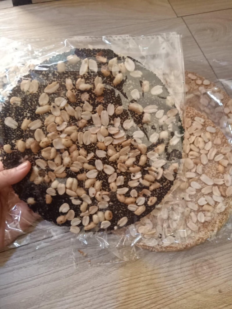 Rice Cracker With Cut Nuts Mixed With White Sesame And Vietnam Black 