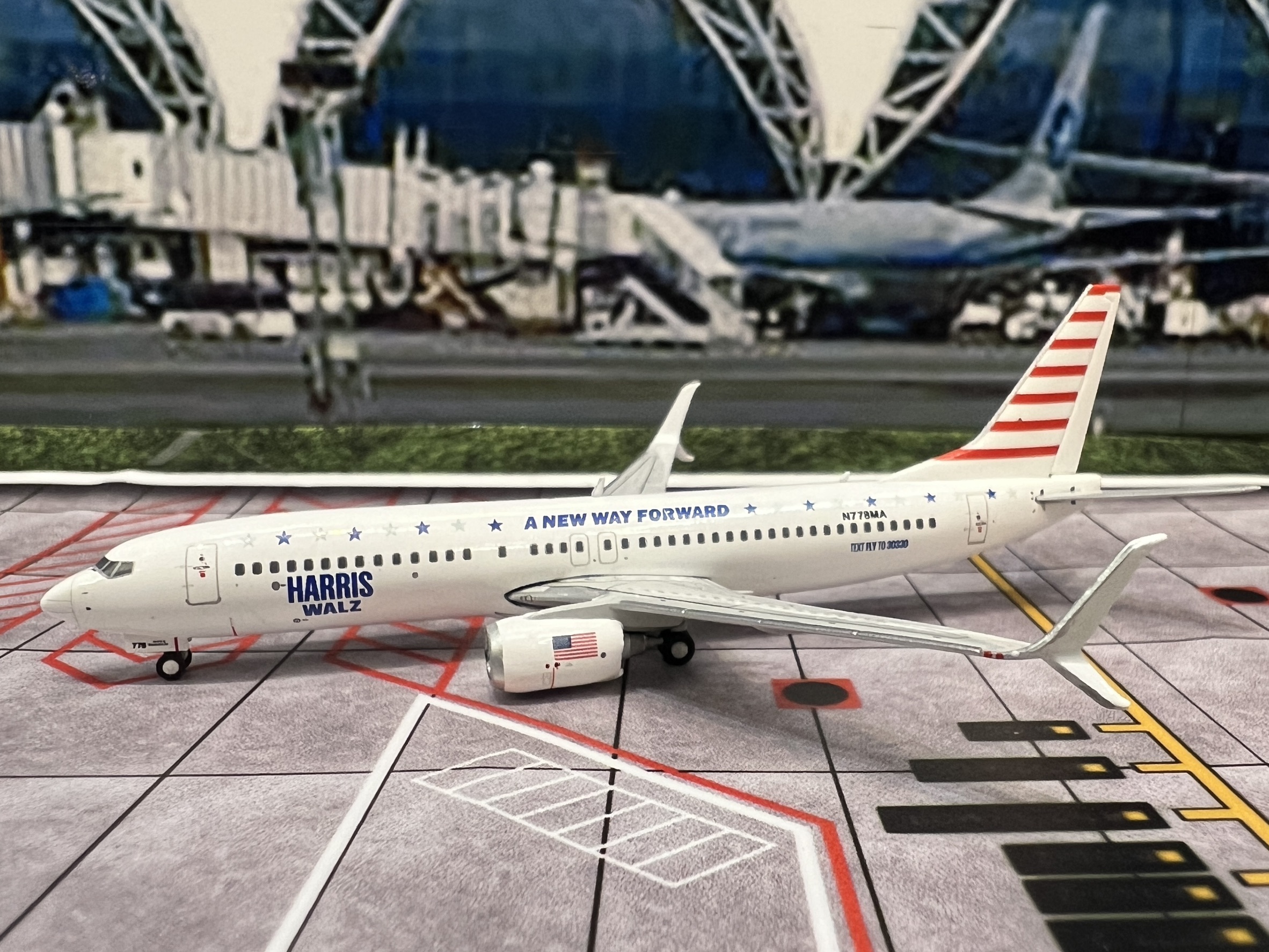 Gemini Jets [GJKAI2322] 1:400-scale Harris-Walz Campaign B737-800W ...