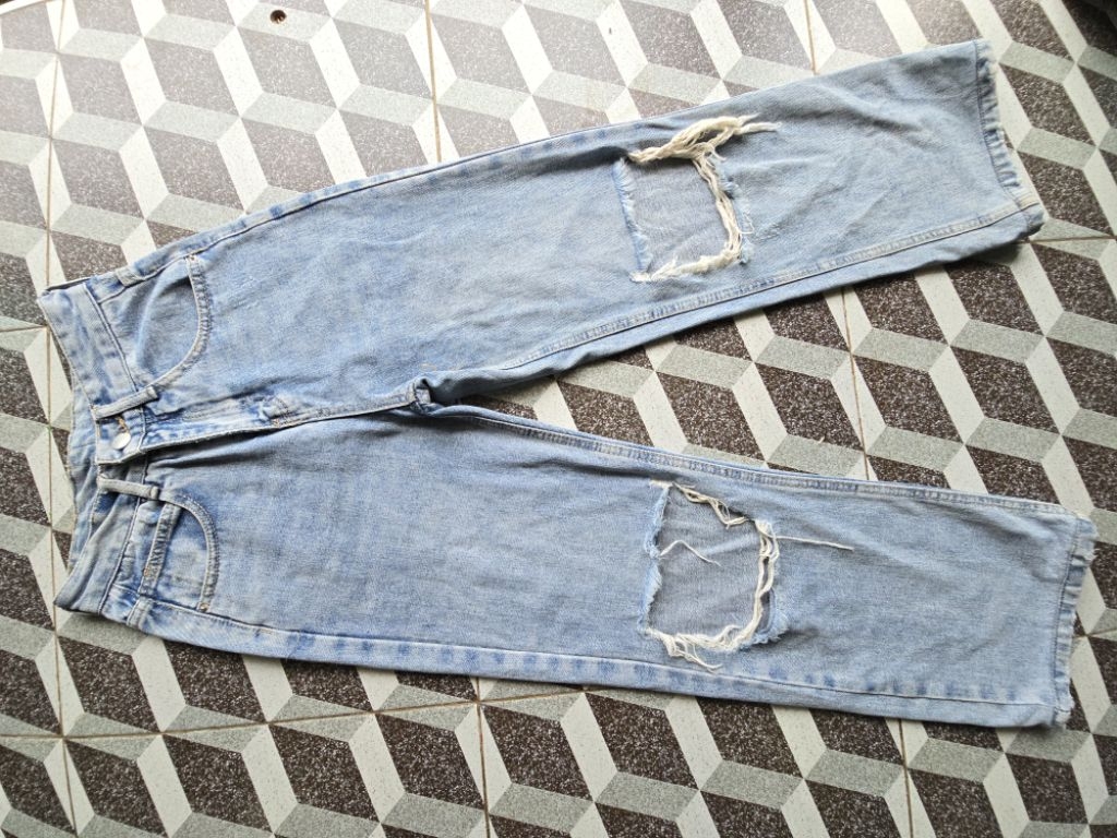 A20 Torn Jeans 25 Waist 26 Inches Crotch Length 12 Leg 37 Inches ...