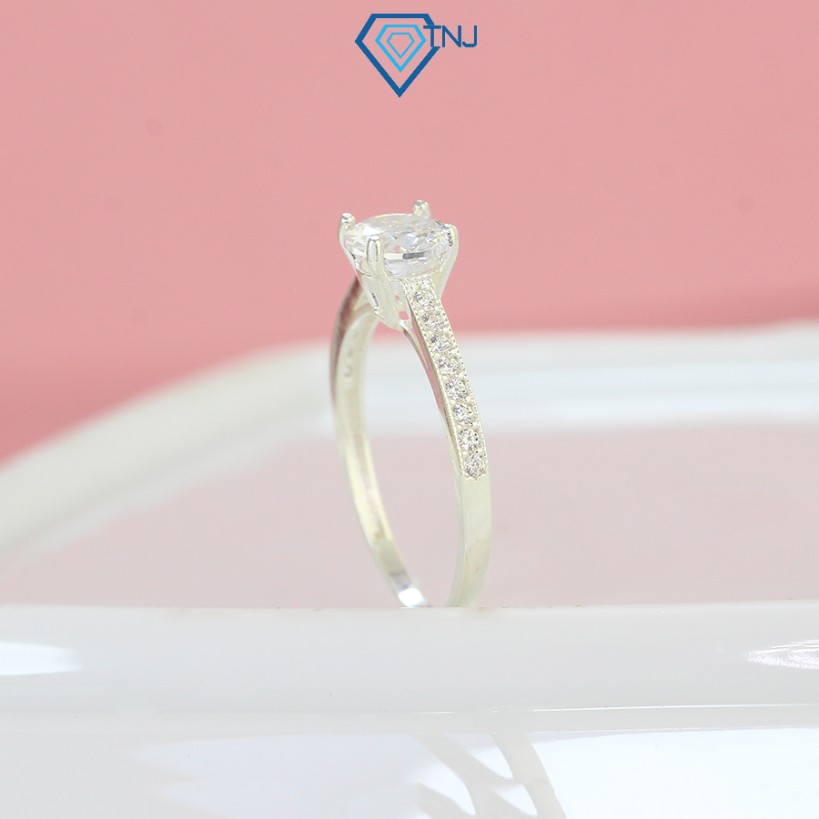 TNJ women's silver ring with four-pronged stone pillar and luxurious ...