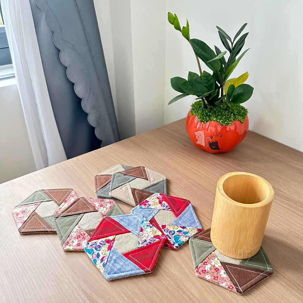 Hexagonal coasters made of 4 colors of extremely waterproof fabric ...