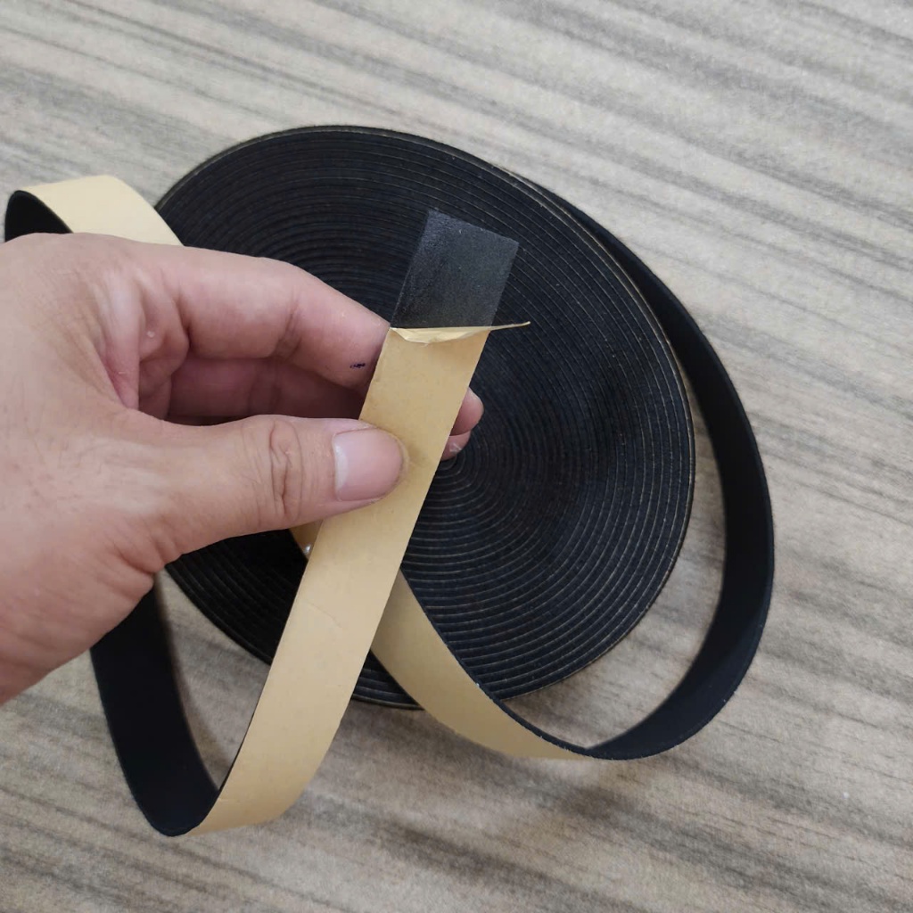 1m EPDM strip foam rubber gasket with selfadhesive glue for wood