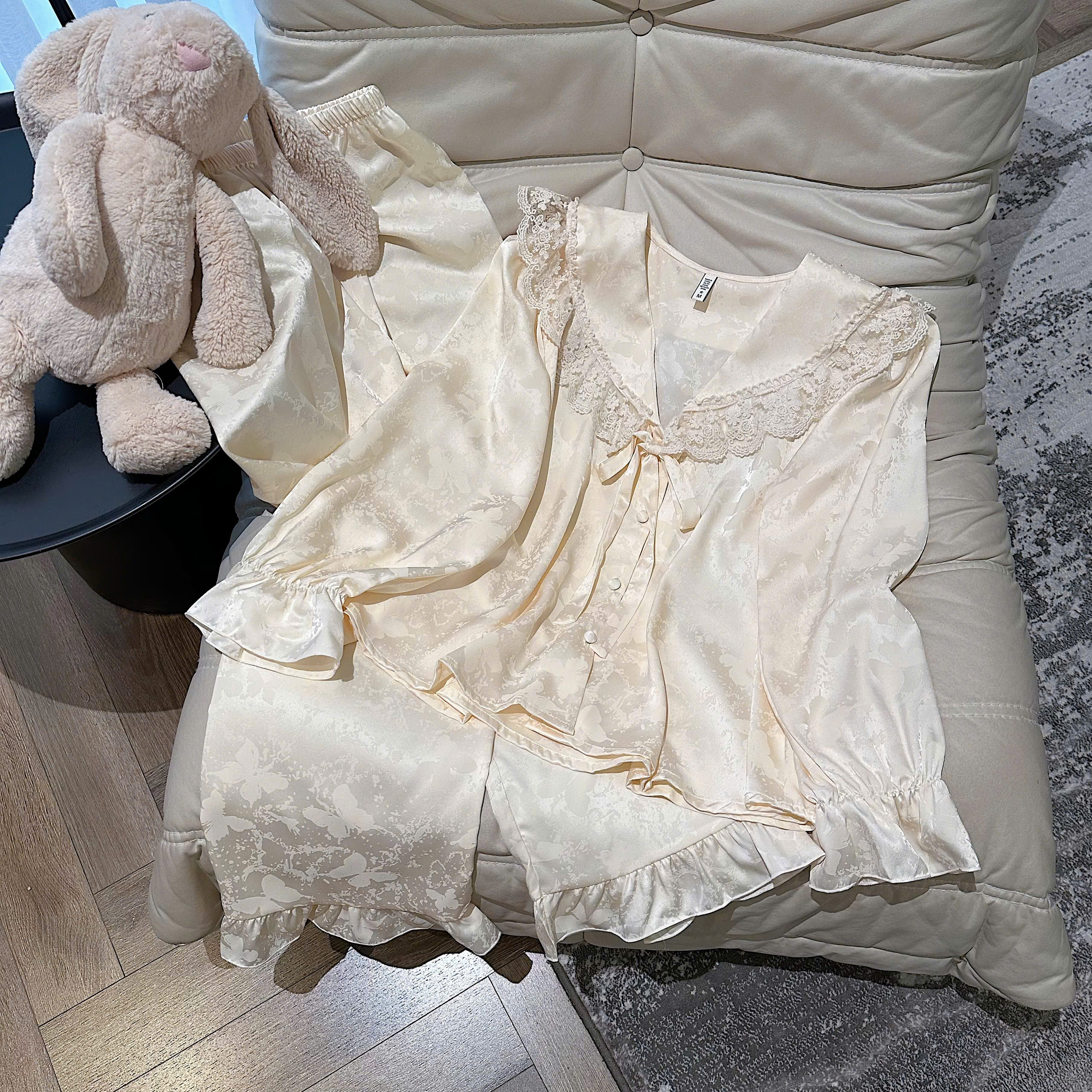HT703 Luxurious lace pajama set with round neck and rounded sleeves ...